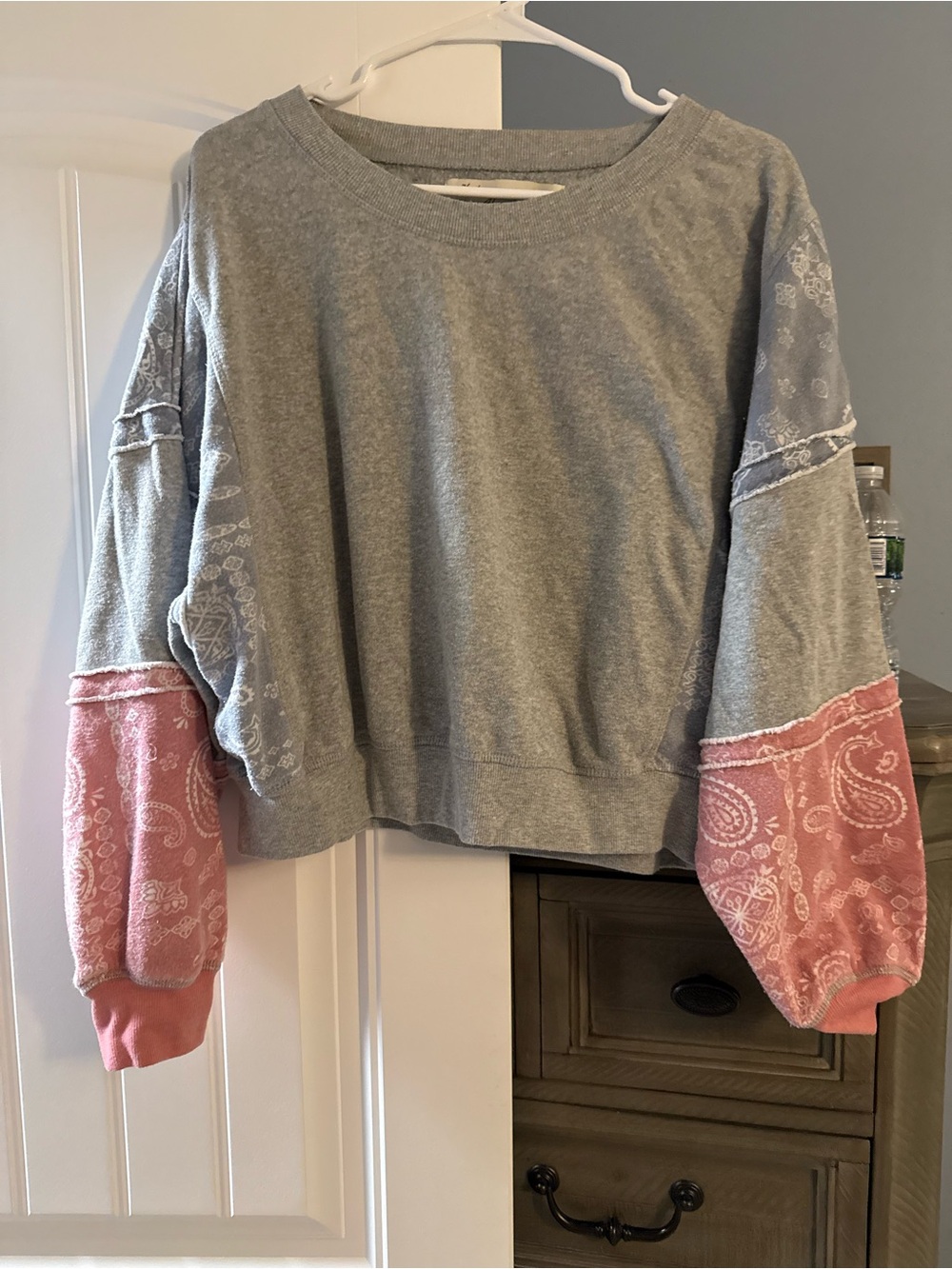 Vintage Havana Gray Sweatshirt with Pink Bandana-Print Sleeves